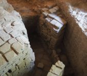 Detalle de la acequia encontrada en la vivienda, que se abastecía del Rio Tagarete, arroyo procedente de la comarca de Los Alcores (Sevilla) donde se le conocía como arroyo de Miraflores, y que pasaba a denominarse Tagarete cuando se aproximaba a Sevilla.
Circulaba por la actual calle Arroyo, rodeaba el casco antiguo por el sector este, paralelo a la antigua muralla y continuaba entre la Real Fábrica de Tabacos y el Alcázar, pasando por la actual Calle San Fernando, para desembocar en el Río Guadalquivir junto a la Torre del Oro.
