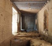 Fotografía tomada desde lo que conocemos hoy como habitación número 4, podemos ver en ella la ubicación del muro almohade. Podemos ver desde este ángulo las habitaciones 3 y 2 actuales.