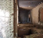 En las paredes vemos restos del trasdosado de ladrillo a la muralla. Con el fin de no realizarle el mantenimiento necesario a la muralla, (suciedades, humedades, polvo…) y de tener una cara no rugosa, se trasdosaba la muralla recubriéndola con ladrillo nuevo para más tarde enfoscarla y pintarla. Podemos encontrarlo en un testero de la habitación número 4.