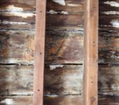 En el techo de nuestra Suite puede observar tablas policromadas que aparecieron en este lugar pertenecientes a una edificación más noble. Mostramos detalle del Artesonado.