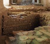 Estos restos pertenecen a los muros de antiguas construcciones almohades entestados en la muralla de los Reales Alcázares.