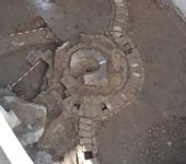 Detalle de las excavaciones del actual patio central donde podemos observar restos datados del S-XVII-XVIII de la antigua fuente decorativa.